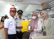 Hari Pelanggan Nasional, KAI Sumbar Bagikan Souvenir untuk Penumpang Setia
