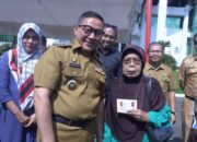 Wako Ramlan Nurmatias Serahkan KKS Kepada Warga Penerima Bantuan