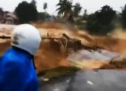 Jembatan Gunung Nago Putus Dihantam Arus Batang Kuranji yang Meluap