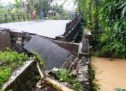Dihantam Luapan Sungai 4 Jembatan Putus, Akses Masyarakat Terisolasi