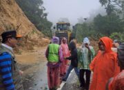Pastikan Pemulihan Cepat Jalan Nasional, Basah Kuyup Gubernur Mahyeldi di Lembah Anai