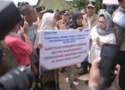 Titiek Soeharto Tinjau Korban Banjir Padang, Bantuan Pangan Disalurkan