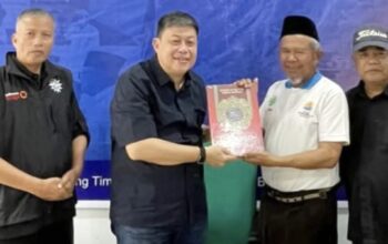 Alex Indra Lukman Salurkan Bantuan Mushaf AL Quran dari Tim Dokter Diaspora DPP PDIP