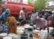 BPBD Padang Salurkan Lebih Kurang 1 Juta Liter Air Bersih untuk Warga Terdampak Banjir Bandang