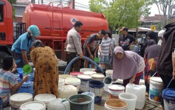 BPBD Padang Salurkan Lebih Kurang 1 Juta Liter Air Bersih untuk Warga Terdampak Banjir Bandang