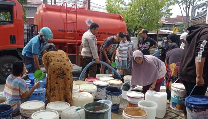 BPBD Padang Salurkan Lebih Kurang 1 Juta Liter Air Bersih untuk Warga Terdampak Banjir Bandang