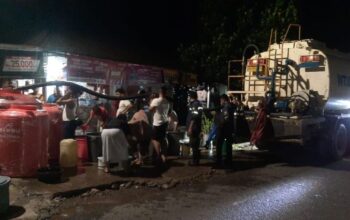 PT Semen Padang Peduli Salurkan 16 Ribu Liter Air ke Warga Durian Tarung