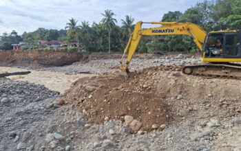 Normalisasi Sungai di Gunung Nago, PT Semen Padang Kerahkan Ekskavator