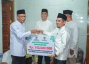 Safari Ramadan di Solok, Gubernur Mahyeldi Serahkan Bantuan Ratusan Juta
