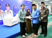 Kajian Adem Ramadan di Padang, Maigus Nasir Serahkan Santunan untuk Santri dan Anak Yatim