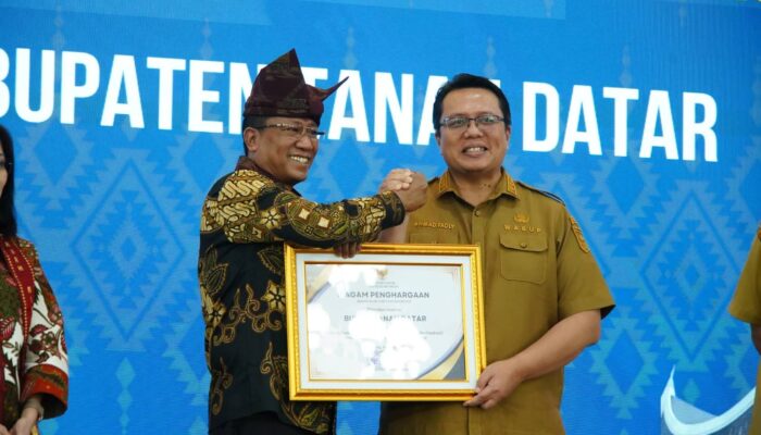 Pemkab Tanah Datar Terima Penghargaan Posbakum dari Kemenkum