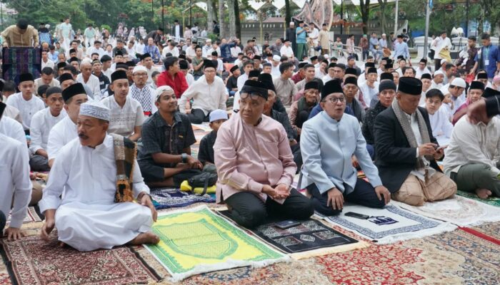 Hujan Tak Surutkan Warga Batusangkar Shalat Idul Fitri di Lapangan Cindua Mato