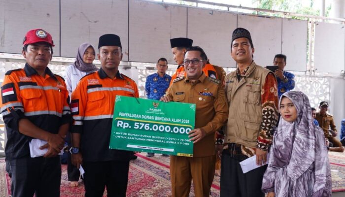 Bupati Eka Putra Serahkan Bantuan Baznas Pada Korban Bencana Alam