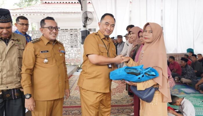 Bupati Eka Putra Salurkan Bantuan Presiden Prabowo Pada Korban Bencana