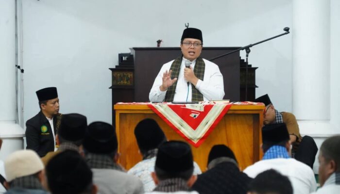 Wabup Ahmad Fadly Bersama Pejabat Pemkab Tanah Datar Ikuti Iktikaf di Masjid Al Amin