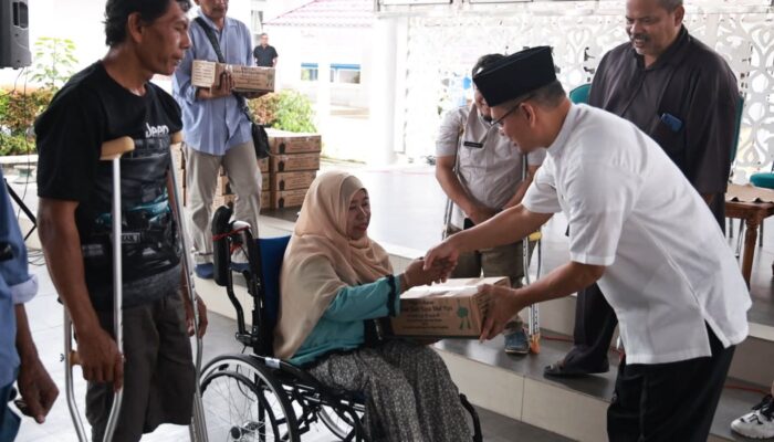 TP PKK Tanah Datar Salurkan Bantuan Sembako Bagi Penyandang Disabilitas