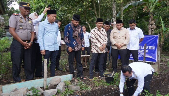 Bupati Eka Putra Letakan Batu Pertama Rumah Layak Huni Warga Padang Magek