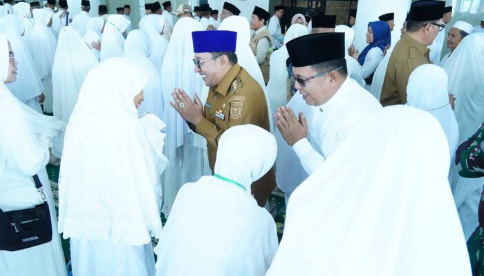 Bupati Eka Putra Lepas 212 Jemaah Calon Haji Tanah Datar