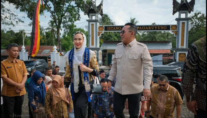Menteri Pariwisata Kunjungi Istano Basa Pagaruyung, Ikon Wisata Sumbar