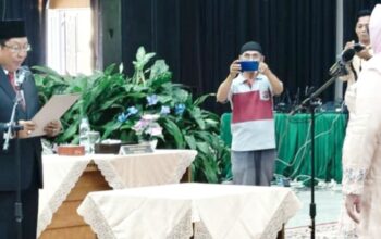 Suryadi Asmi Lantik Rektor Periode 2026-2030, Harapkan UMMY Solok Kian Maju 