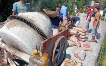 Gotong Royong Warga dan PT Semen Padang Perbaiki Jalan Baringin–Tarantang