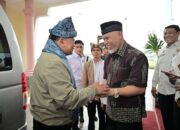 Simbolis, Gubernur Mahyeldi Terima Rp1,5 Bantuan PERADI, Dukung Perbaikan Sekolah dan Jembatan