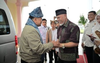 Simbolis, Gubernur Mahyeldi Terima Rp1,5 Bantuan PERADI, Dukung Perbaikan Sekolah dan Jembatan