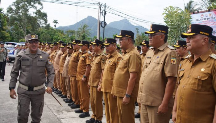 Bupati Eka Putra Serahkan Peserta Retret ke Kampus IPDN Sumbar