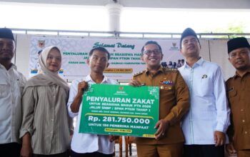 Baznas Tanah Datar Salurkan Beasiswa Pendidikan Siswa Lulus PTN