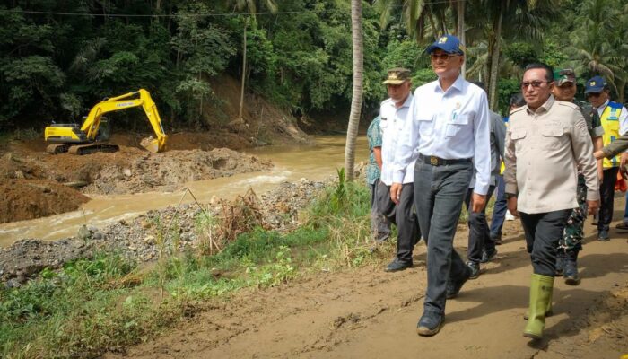 Menteri PU Dodi Hanggodo Tinjau Lokasi Bencana Banjir di Nagari Taluak Tanah Datar