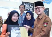 Guru dan Pelajar Korban Kebakaran di Bukittinggi Terima Paket Bantuan