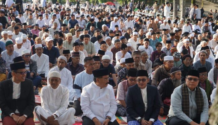 Warga Batusangkar Shalat Idul Adha di Lapangan Cindua Mato