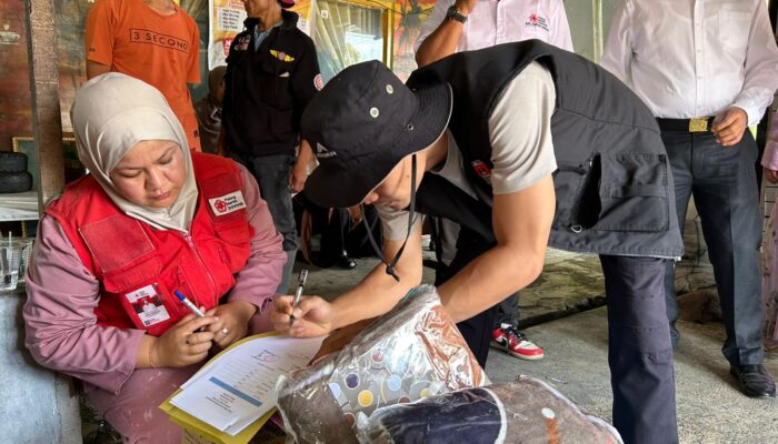 PMI Kota Bukittinggi Gerak Cepat Salurkan Bantuan Kepada Korban Kebakaran RT 03/RW 01 Kelurahan Bukik Apit Puhun