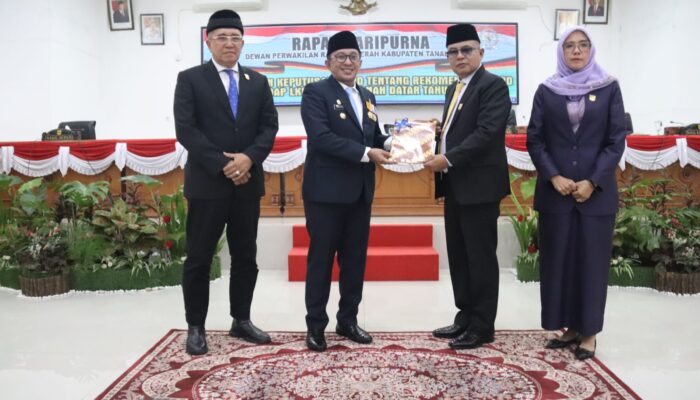 DPRD Tanah Datar Sampaikan Rekomendasi Atas LKPj Bupati 2025