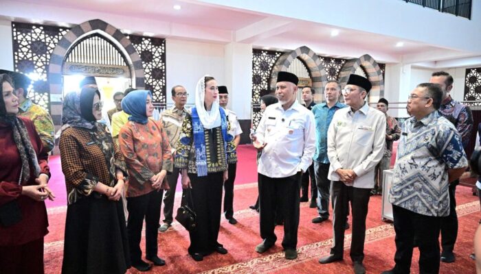 Viral Video Menpar Pakai Sepatu di Masjid Raya Sumbar, Ini Faktanya