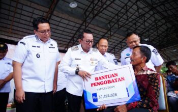 Bupati Eka Putra Serahkan Bansos Bencana Hidrometeorologi Rp1,3 Miliar