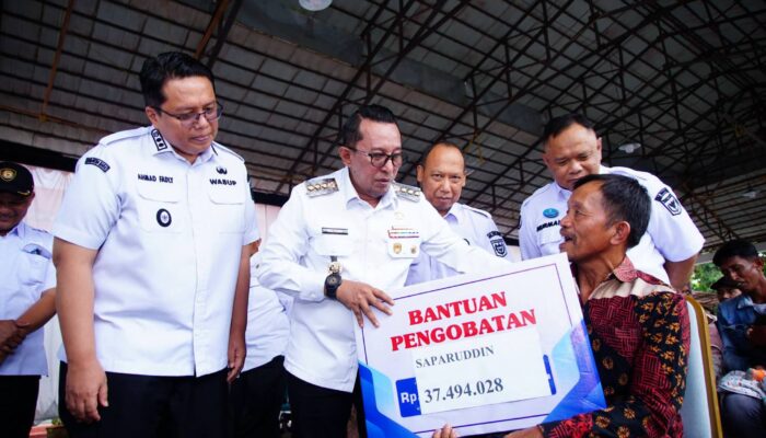 Bupati Eka Putra Serahkan Bansos Bencana Hidrometeorologi Rp1,3 Miliar