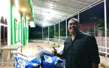 Dukung Kelompok Pemuda di Sektor Perikanan, Camat Kecamatan Kuranji Serahkan Bantuan Pakan Ikan