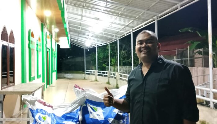 Dukung Kelompok Pemuda di Sektor Perikanan, Camat Kecamatan Kuranji Serahkan Bantuan Pakan Ikan