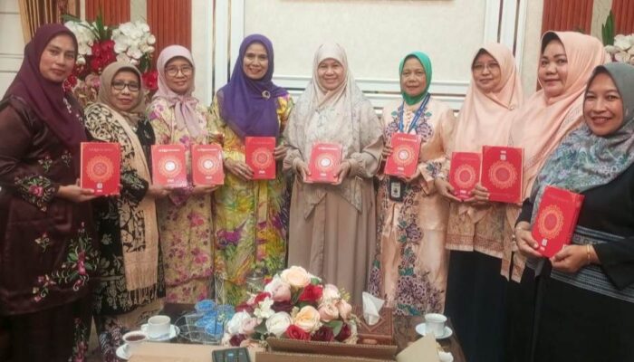 Bundo Kanduang DKI Jakarta Serahkan Wakaf 6.000 Kitab Al-Quran untuk Ranah Minang