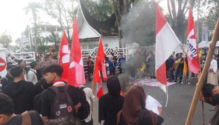 Meski Kumpulkan Aktivis, Gubernur Mahyeldi tetap Didemo Mahasiswa Sumbar