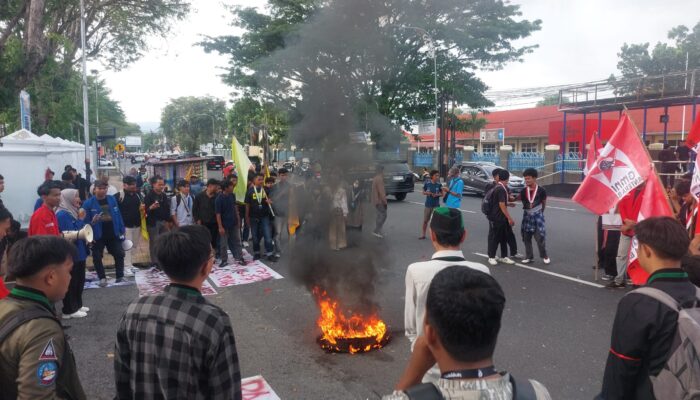 Aksi Mahasiswa Sumbar Memanas, Desak Gubernur Temui Massa dan Buka Penggunaan APBD