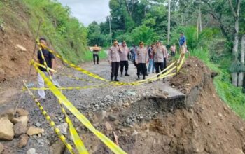 Curah Hujan Tinggi Picu Jalan Terban di Agam, Kendaraan Roda Empat Tak Bisa Melintas
