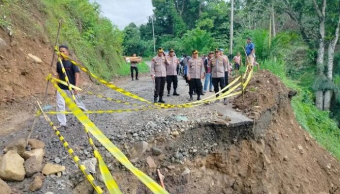 Curah Hujan Tinggi Picu Jalan Terban di Agam, Kendaraan Roda Empat Tak Bisa Melintas