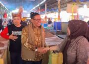 Meriahkan Event 100 Tahun Jam Gadang Wako Ramlan Berikan Apresiasi Kepada Pedangan Pasar Bawah Bersatu