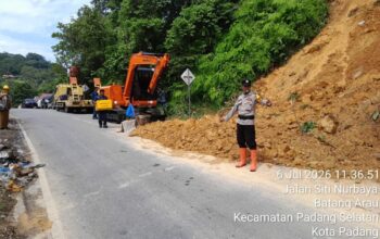 DPUPR Padang Gerak Cepat Bersihkan Longsor di Gunung Padang