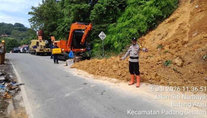 DPUPR Padang Gerak Cepat Bersihkan Longsor di Gunung Padang