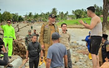 Tinjau Lokasi Terdampak Banjir, Gubernur Mahyeldi Instruksikan Pengerahan Alat Berat
