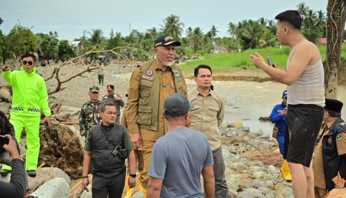 Tinjau Lokasi Terdampak Banjir, Gubernur Mahyeldi Instruksikan Pengerahan Alat Berat