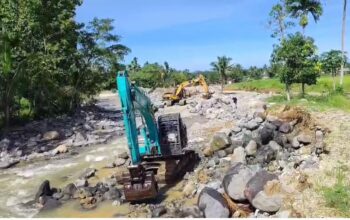 Instruksi Mahyeldi Bergerak Cepat, Tiga Alat Berat Tangani Sungai Batang Guo